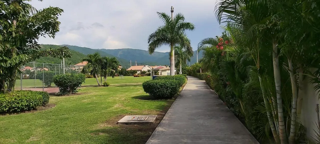 Villa The Oasis Ii, Caymanas Country Club Ellis Caymanas Casa vacanze